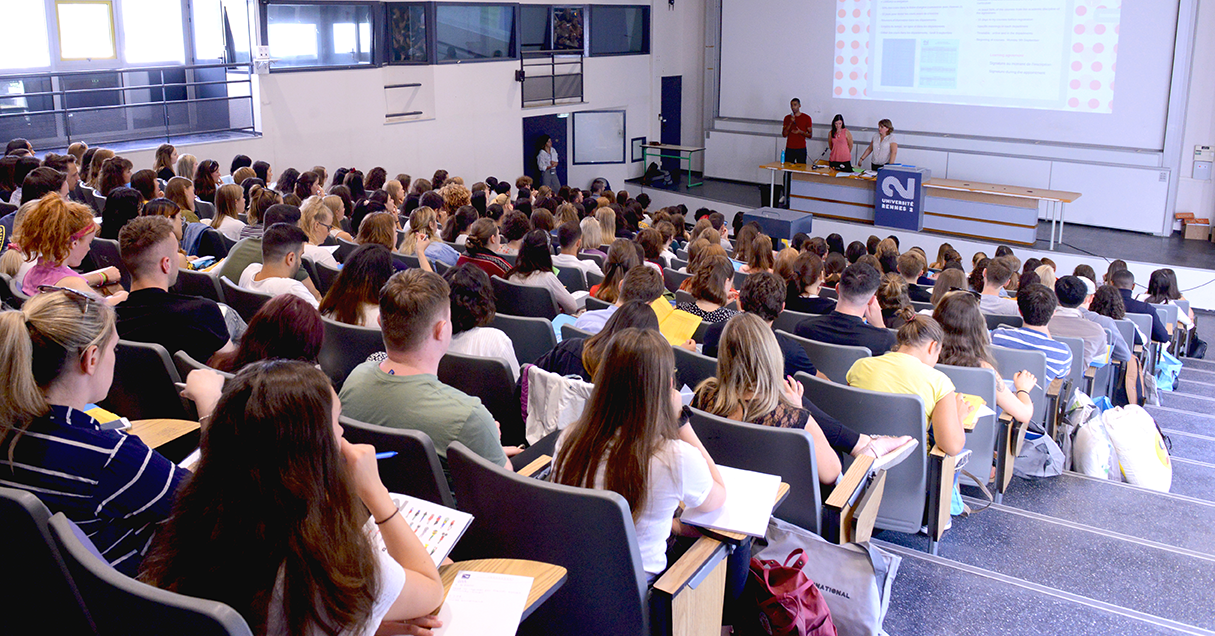 etudiants internationaux dans un amphi
