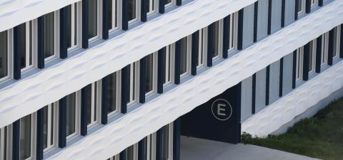 Photo de l'extérieur du bâtiment E