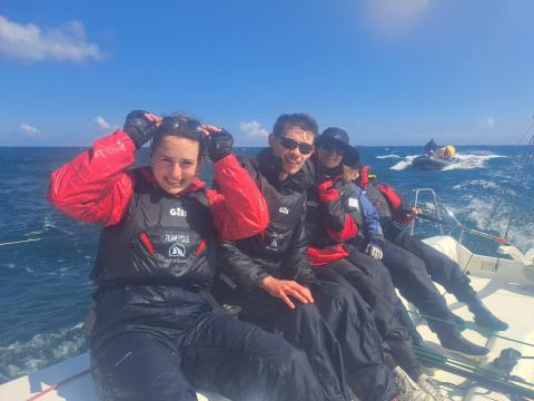 un groupe d'étudiants assis dans un bateau